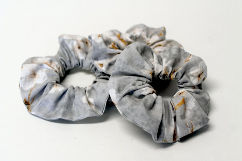 SCRUNCHIE Třešňový květ šedomodrý — foto 2