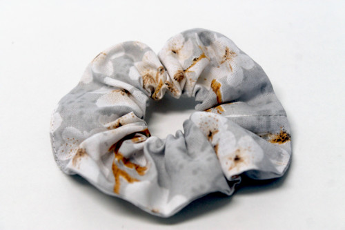 SCRUNCHIE Třešňový květ šedomodrý — foto 3