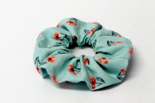 SCRUNCHIE Kytičky na zelené — foto 3
