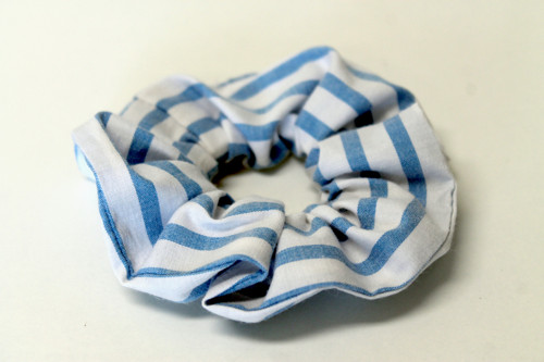 SCRUNCHIE Proužek modrobílý — foto 3