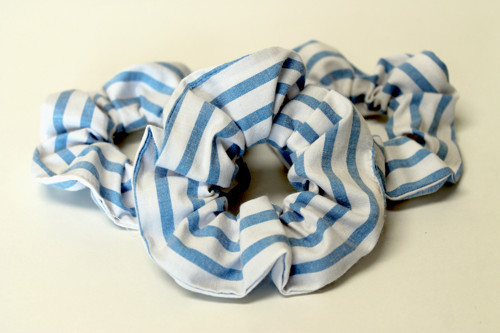 SCRUNCHIE Proužek modrobílý — foto 2