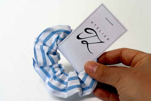 SCRUNCHIE Proužek modrobílý — foto 4