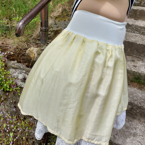 Hedvábná sukně s krajkou — foto 5