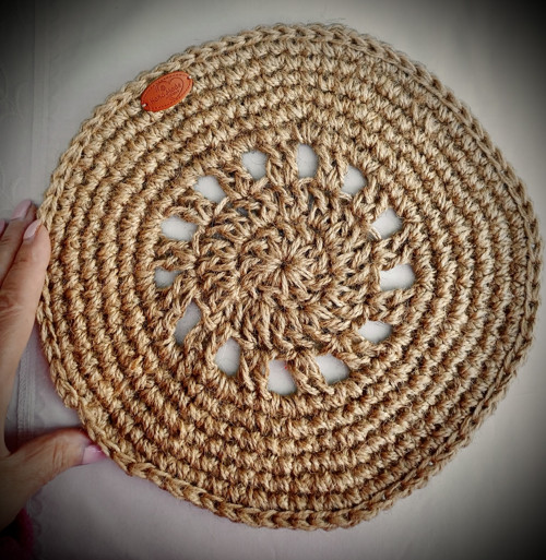 Kulatá háčkovaná dečka z juty v boho stylu — foto 4