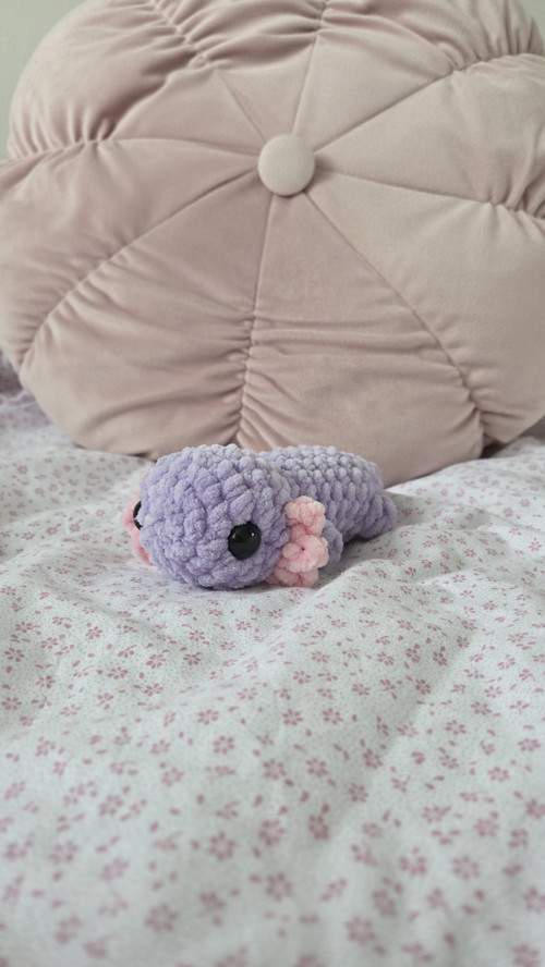 Háčkovaný ležící AXOLOTL — foto 2