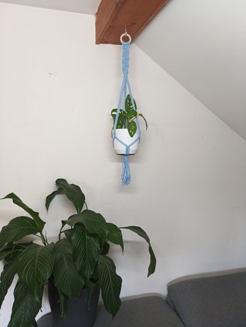 Macramé závěs na květináč - světle modrý — foto 4