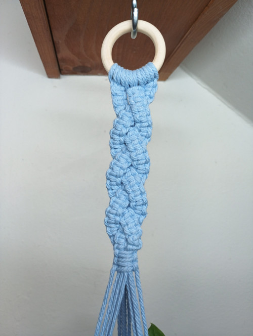 Macramé závěs na květináč - světle modrý — foto 3