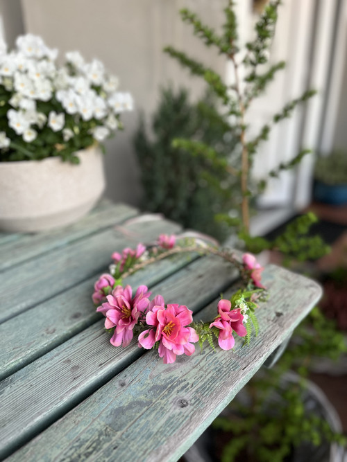 Věneček do vlasů s květy ostrožky — foto 2