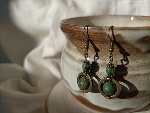 Boho náušnice s tmavými jadeity — foto 2