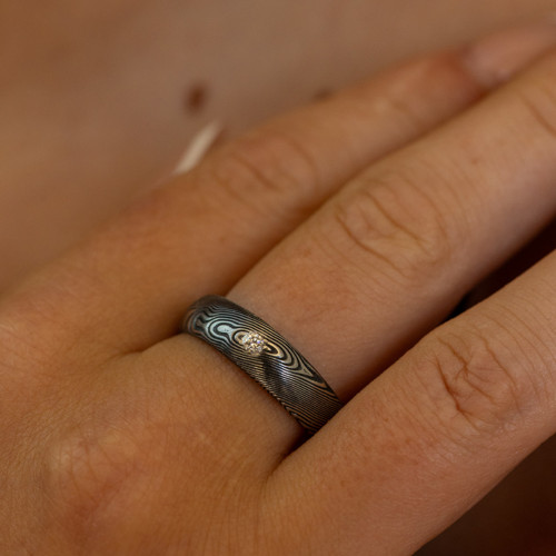 Snubní prsten damasteel - SIONA a diamant — foto 3