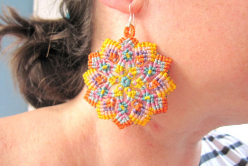 Barevné macramé náušnice mandala Letní květen — foto 3