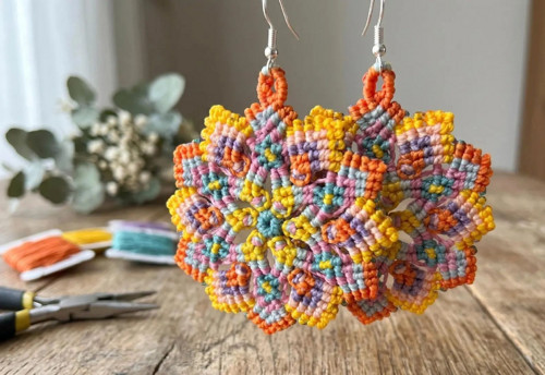 Barevné macramé náušnice mandala Letní květen — foto 5