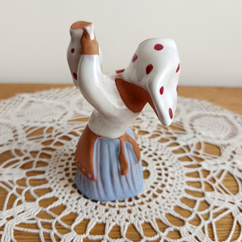Žena se džbánem, keramická figurka — foto 2
