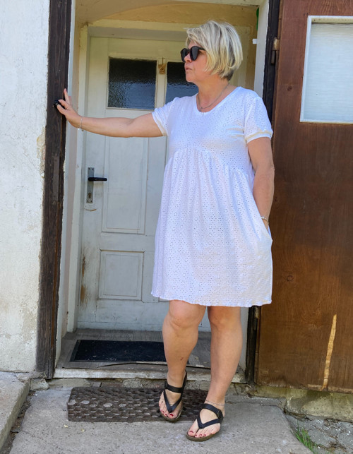 Bílé madeirové šaty — foto 3