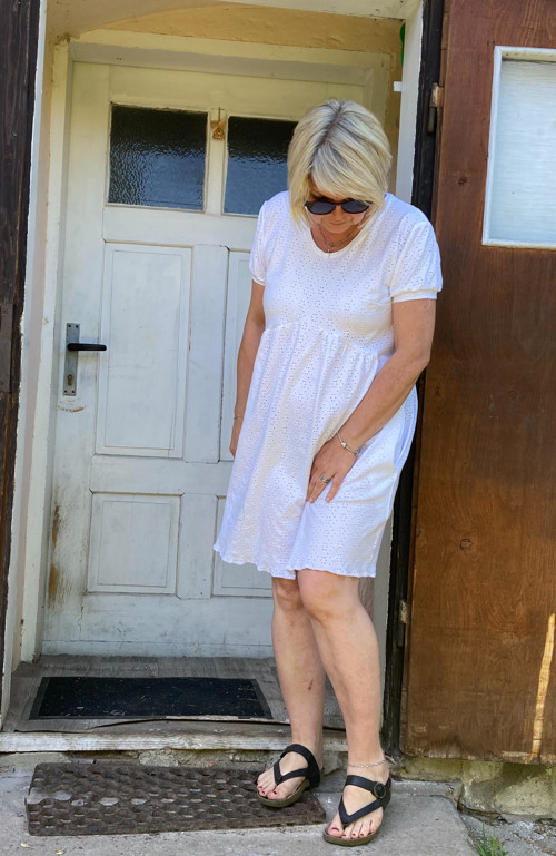 Bílé madeirové šaty — foto 2