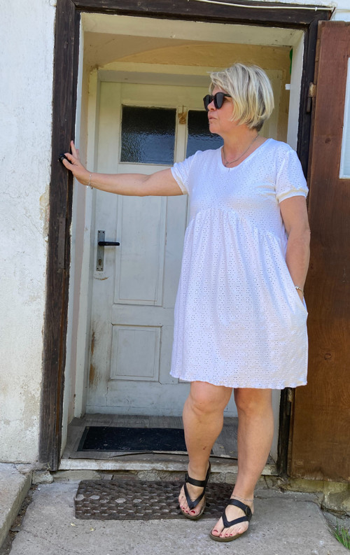 Bílé madeirové šaty — foto 4