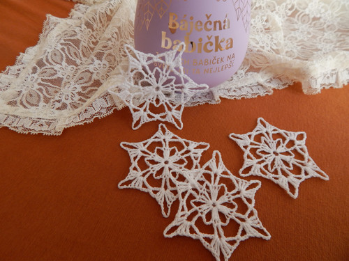 Háčkované vločky - hvězdičky střední — foto 2