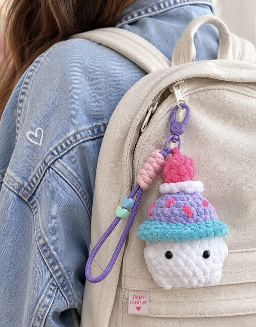Ručně háčkovaný cupcake přívěsek s třešničkou — foto 2