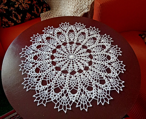 Bílá háčkovaná krajková dečka, průměr 48cm. — foto 4