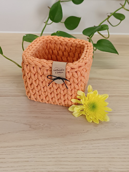Háčkovaný košík 12 x 12 cm — foto 3