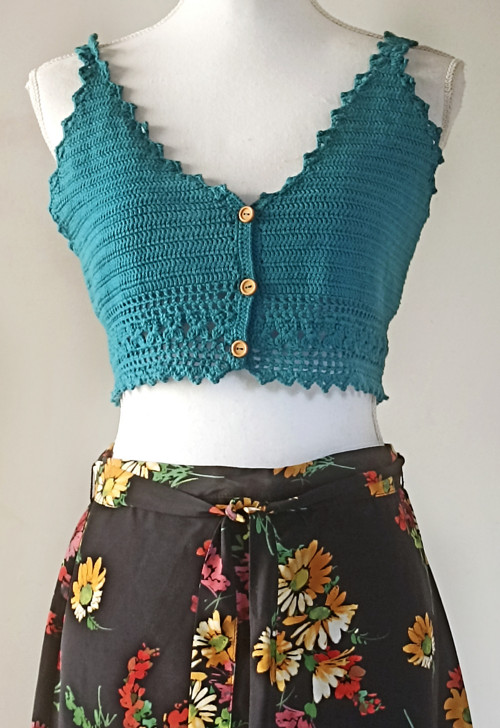 Háčkovaný petrolejový crop top — foto 3