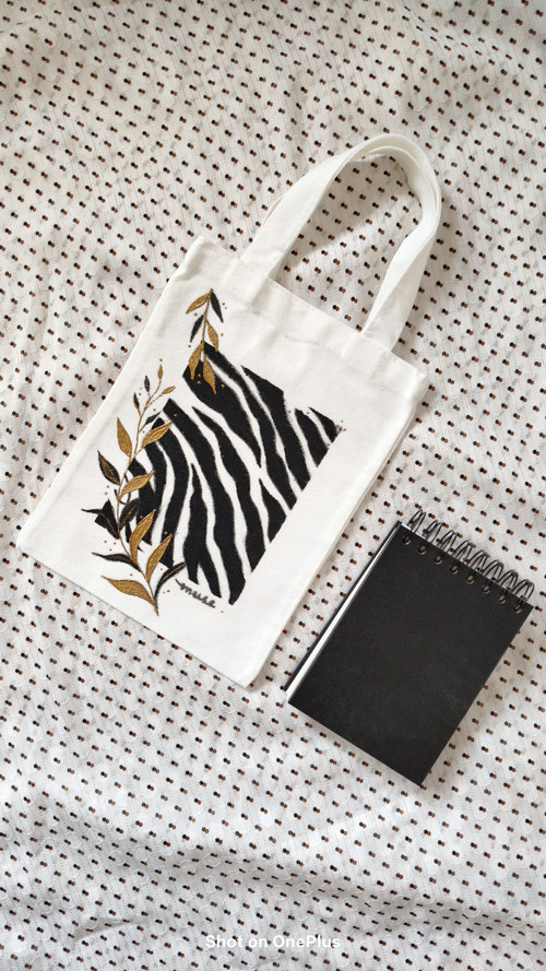Zebra & listy – asymetrická ruční malba — foto 3