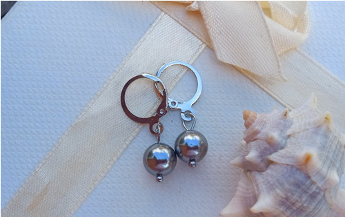 Elegantní náušnice s šedými shell perlami — foto 3