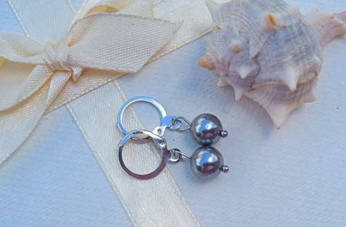 Elegantní náušnice s šedými shell perlami — foto 2