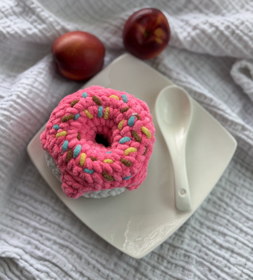 Háčkovaný donut z hebké žinylky — foto 2