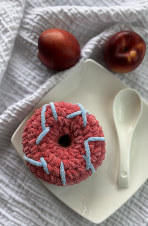 Háčkovaný donut z hebké žinylky — foto 2