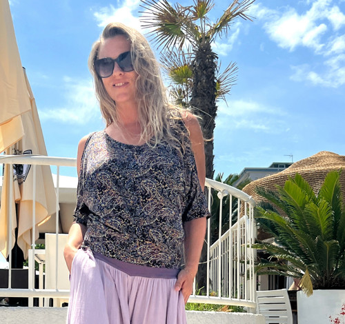 Tmavá tunika volná ramena — foto 4