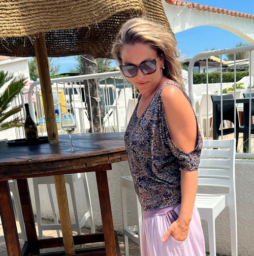 Tmavá tunika volná ramena — foto 3