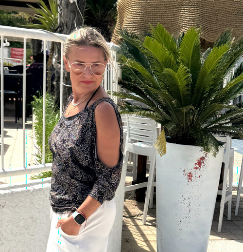 Tmavá tunika volná ramena — foto 3
