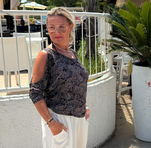 Tmavá tunika volná ramena — foto 2