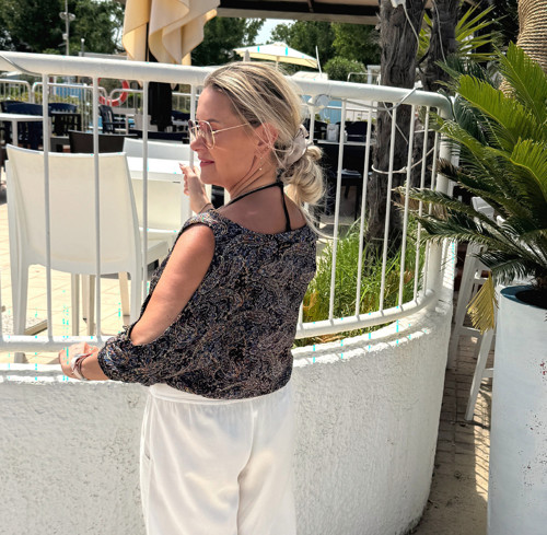 Tmavá tunika volná ramena — foto 5
