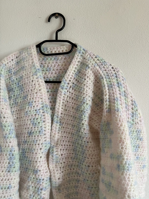 Háčkovaný crop cardigan — foto 2