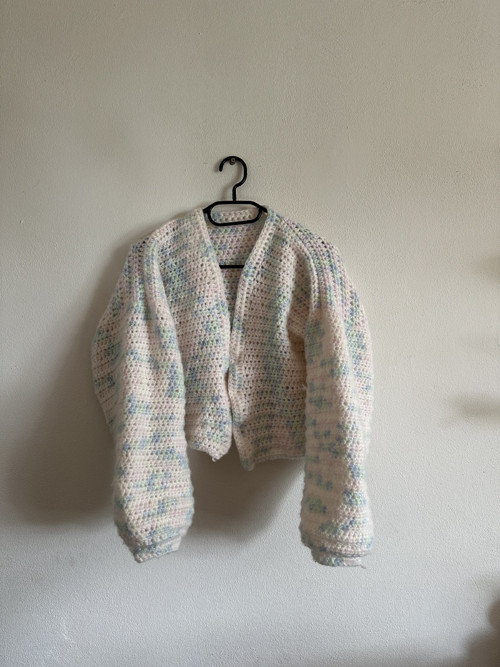 Háčkovaný crop cardigan — foto 3