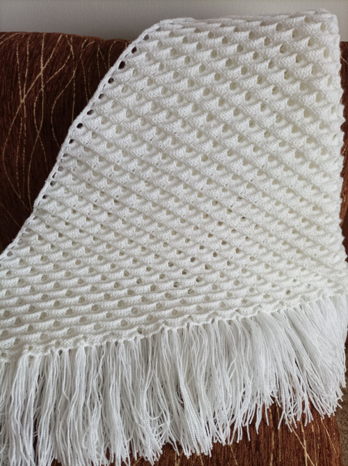 Háčkovaný bílý pléd s třásněmi — foto 2