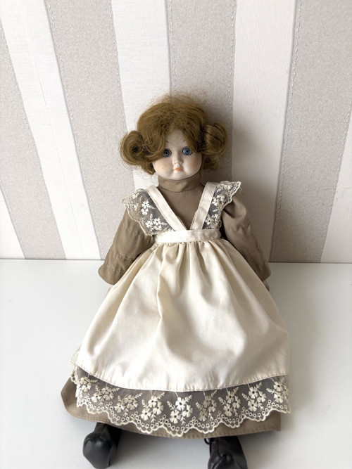 Porcelánová panenka Evelyn — foto 2