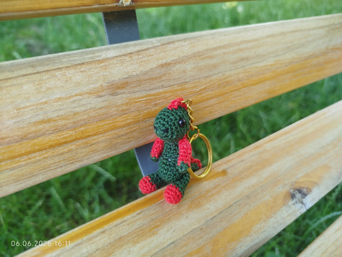 Handmade Amigurumi Dinosaur Keychain 2" — foto 3