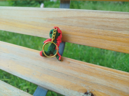 Handmade Amigurumi Dinosaur Keychain 2" — foto 4