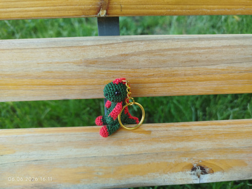 Handmade Amigurumi Dinosaur Keychain 2" — foto 2