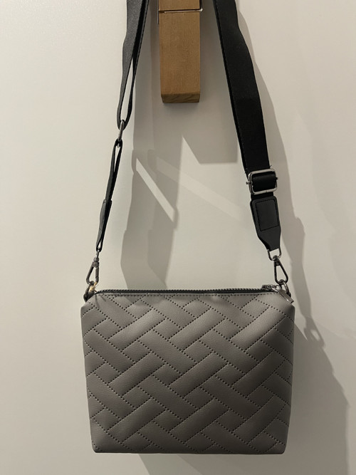 CROSSBODY KABELKA - S - koženka — foto 2