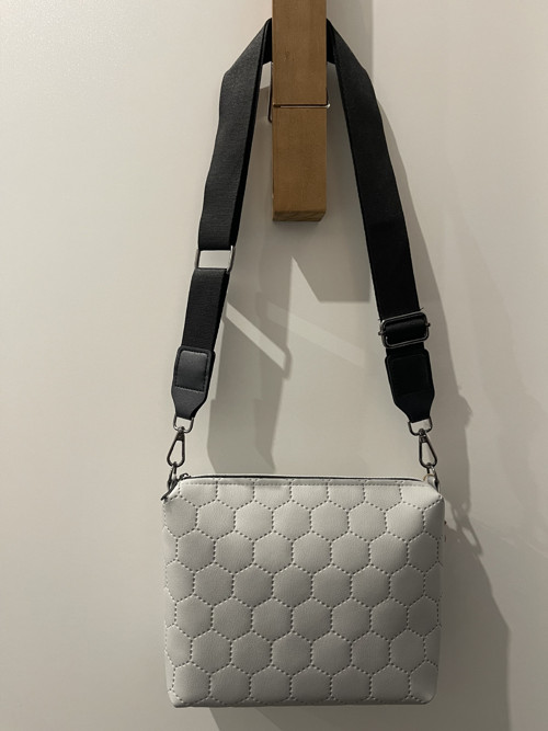 CROSSBODY KABELKA - S - koženka — foto 2