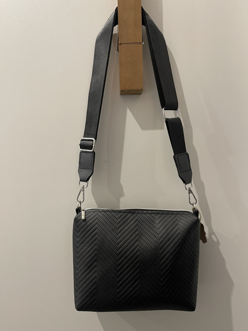 CROSSBODY KABELKA - S - koženka — foto 2