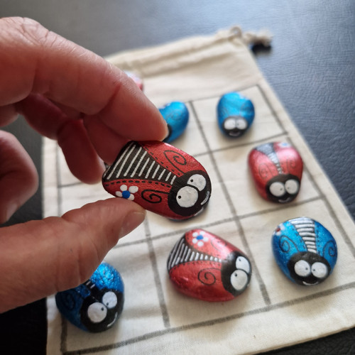 Malované kamínky - hra tic tac toe "broučci" — foto 2