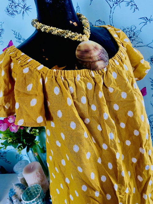 Top len kurkuma s puntíky — foto 4