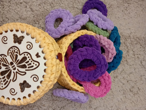 Ručně pletená gumička „Scrunchie“ – Alize Puffy — foto 2