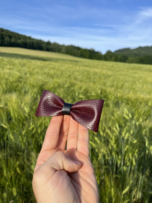 Kožený motýlek - sytě rudá — foto 2