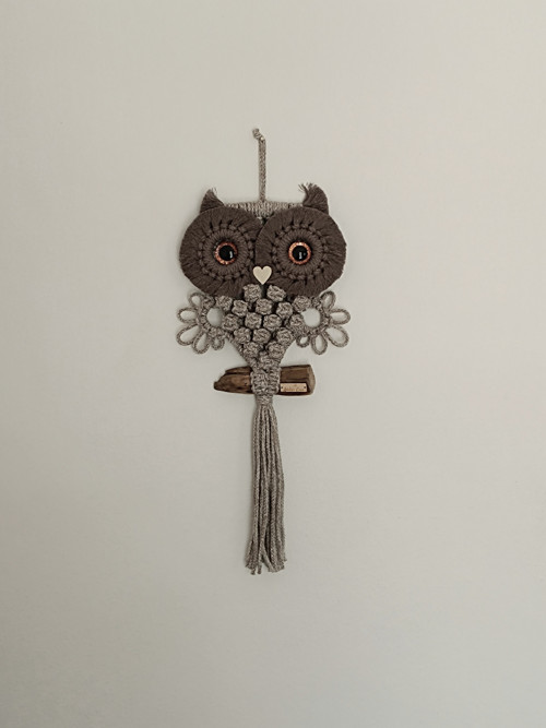 Závěsná dekorace sovička macramé hnědá — foto 2